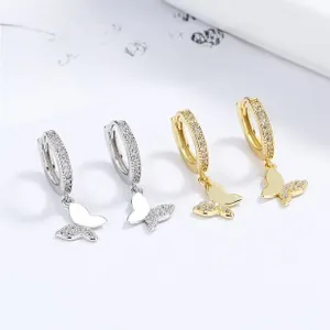Détail des créoles libellule en argent et or avec des zircons cubiques scintillants