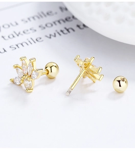 Vue détaillée des boucles d'oreilles lotus en argent 925 avec pierres marquises et fermoir