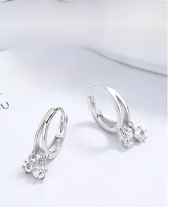 Détail de boucles d'oreilles créoles en argent 925 avec double anneau et zircons