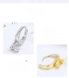 Détail du poinçon S925 sur les boucles d'oreilles dorées avec zircone
