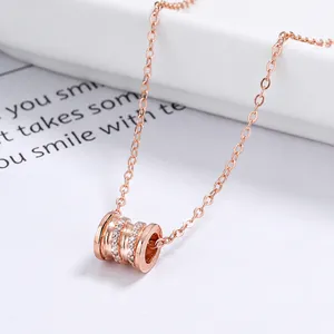 Collana in argento sterling 925 placcato oro rosa con pendente a cilindro e zirconi
