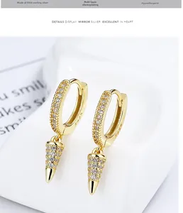 Détail des boucles d'oreilles cône en argent S925 doré avec pavé de zircons brillants