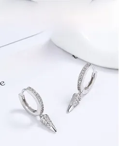 Détail de boucles d'oreilles en argent S925 avec zircons et pendentif en forme de cône