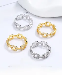 Détail macro de bagues chaînes en argent 925 serties de zircons cubiques pavés