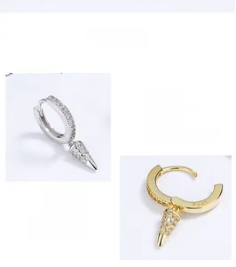 Détail des boucles d'oreilles cône en argent S925 avec pavé de diamants en finitions or et argent