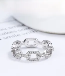 Détail macro d'une bague chaîne en argent 925 avec pavé de zircons blancs étincelants