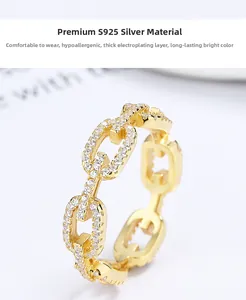Gros plan détaillé d'une bague chaîne en argent S925 avec placage en or et zircons brillants