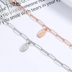 Gros plan de bracelets trombones en argent et or rose avec breloques porte-bonheur