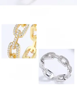 Vue détaillée de la bague chaîne en argent 925 avec zircons sertis par micro-pavage