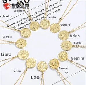 Vue détaillée à plat de douze colliers avec pendentifs zodiaque en plaqué or