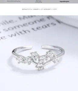 Detailansicht S925 Sterlingsilber Ring mit V-förmigen Zirkonia Steinen und offenem Design