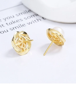 Detailed close-up of 925 silver gold-plated pearl stud earrings with S925 hallmark