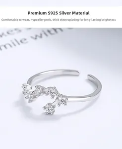 Nahaufnahme eines verstellbaren Rings aus 925er Silber mit fünf weißen Zirkonsteinen