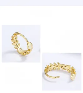 Vue détaillée des boucles d'oreilles feuilles en argent 925 avec placage d'or fin