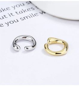 Makroaufnahme von S925 Sterling Silber C-Form Ohrmanschetten in Gold und Silber