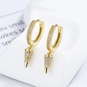 Élégantes boucles d'oreilles créoles S925 en argent doré avec pendentifs cônes pavés