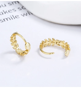 Vue macro détaillée des boucles d'oreilles feuilles en argent S925 avec fini doré