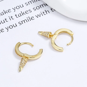 Créoles en argent 925 doré avec pendentifs cônes sertis de zircons au style minimaliste