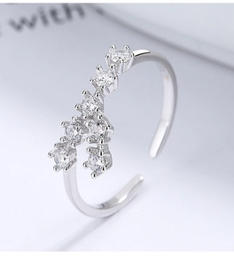 Makroaufnahme des 925 Silber Sternzeichen-Rings mit sieben Zirkonia in Stufendesign