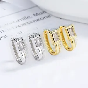 Vue macro de boucles d'oreilles spirales en argent 925 avec zircons rectangulaires