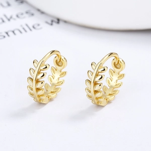 Élégantes boucles d'oreilles en argent 925 dorées au design de feuilles de laurier
