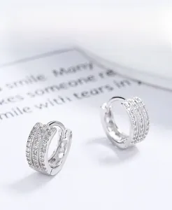Detailansicht von S925 Silber-Creolen mit dreireihigem Micro-Pave-Besatz aus Zirkonia