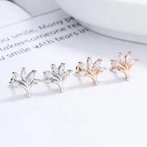 Gros plan sur des boucles d'oreilles en argent 925 avec zircons en forme de feuilles