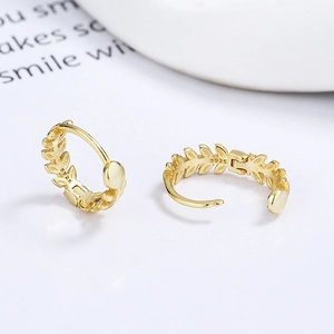 Boucles d'oreilles créoles feuilles en argent 925 doré avec texture gravée