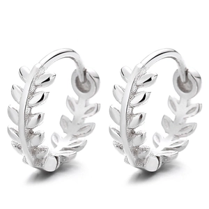 Créoles minimalistes en argent sterling 925 avec un motif délicat de branche d'olivier