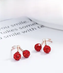 Vue détaillée du clou d'oreille cerise en argent 925 avec cristaux rouges brillants