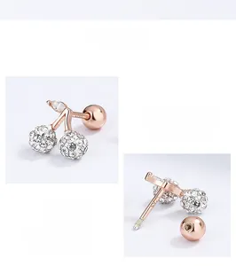Détails des boucles d'oreilles cerise en or rose avec fermoir à vis en argent S925 et zircon