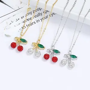 Gros plan de boucles d'oreilles cerise en argent 925 avec cristaux en quatre couleurs