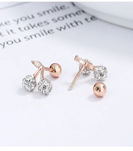 Détails macro des boucles d'oreilles cerise en argent S925 avec zircons pavés
