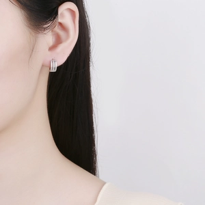 925 Silber Creolen mit drei Reihen Diamanten am Ohr getragen für minimalistischen Look