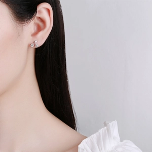Élégantes boucles d'oreilles cerises en argent 925 avec cristaux brillants sur un modèle