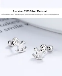Détail macro des boucles d'oreilles cheval à bascule en argent S925 avec fini poli
