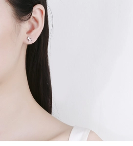Détail de puce d'oreille petit cheval à bascule en argent 925 sur le lobe
