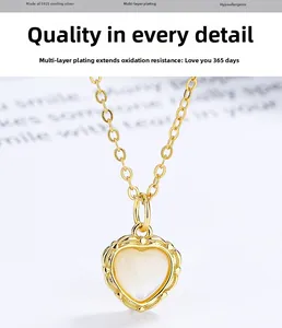 Détail macro du collier coeur en argent sterling S925 avec incrustation nacre blanche