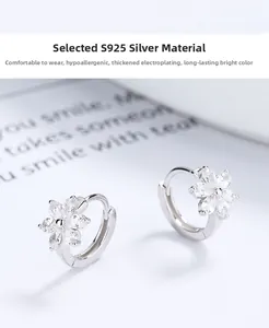 Gros plan détaillé des boucles d'oreilles fleurs en argent 925 avec zircons brillants