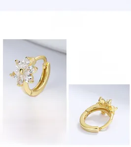 Vue détaillée de boucles d'oreilles fleur en argent S925 avec zircon incrusté