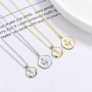 Collana in argento 925 con ciondolo rosa e madreperla in finiture oro e argento lucido