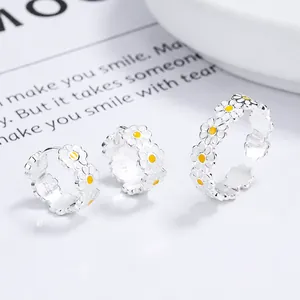 Schmuckset aus 925er Silber mit Gänseblümchen-Ohrringen und verstellbarem Ring