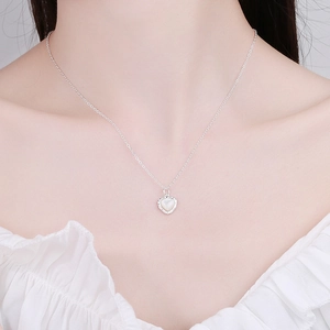 Collier cœur en argent 925 avec pendentif en nacre blanche sur un mannequin asiatique
