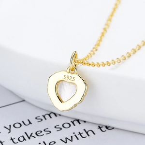Collier en argent 925 doré avec pendentif coeur en nacre blanche et détails gravés
