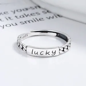 Detailaufnahme der S925 Sterling Silber Kette Ring mit einer gravierten Lucky Charm Platte