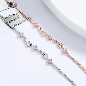 Détail de breloques dauphins sur des bracelets en argent et or rose avec oxydes de zirconium