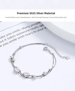 Detalle de pulsera de plata 925 con dije de garra de gato en esmalte rosa y cuentas mate