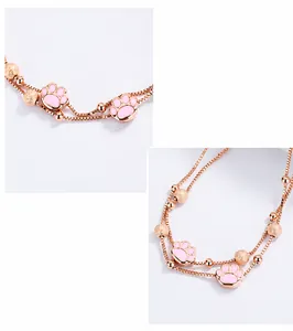 Detalle de pulsera de plata 925 oro rosa con colgante de garra de gato de esmalte rosa y bolas