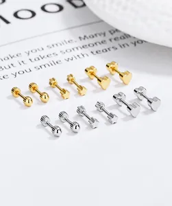 Détail de boucles d'oreilles en argent 925 avec motifs de cœur, étoile et boule