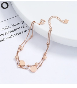 Primer plano de pulsera de plata oro rosa de doble capa con cuentas mate y flores